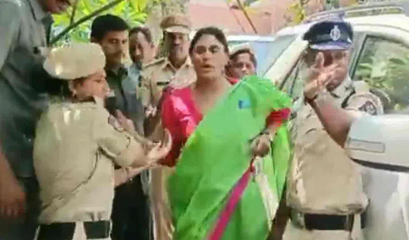పోలీసులపై చేయి చేసుకున్న షర్మిల, విజయమ్మ పోలీసులపై చేయి చేసుకున్న షర్మిల, విజయమ్మ