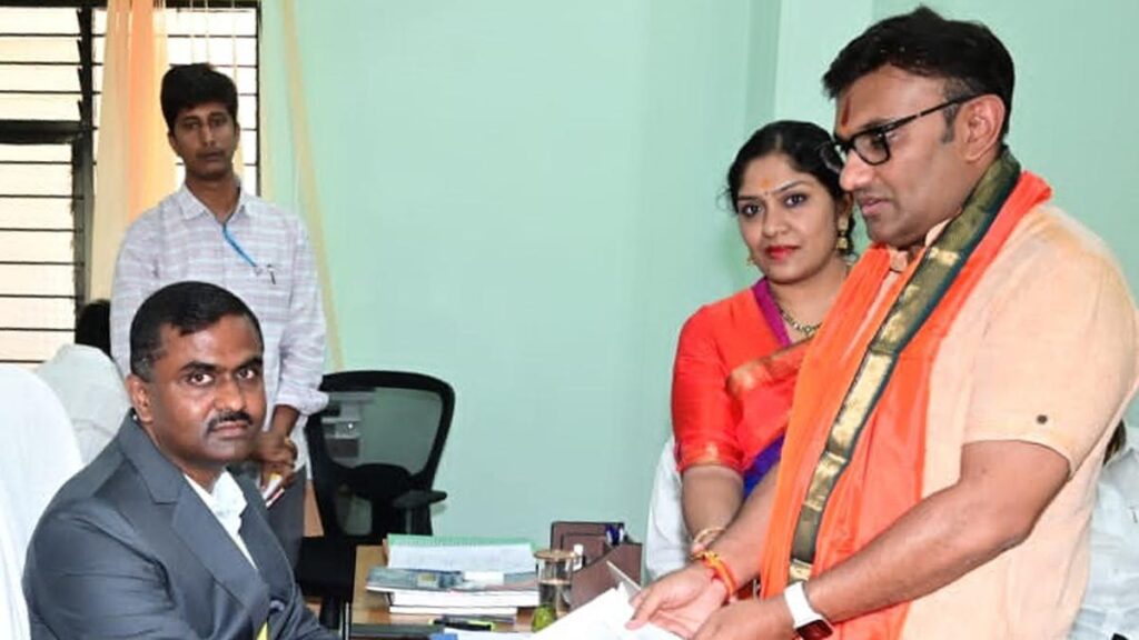 బిజెపి మంత్రికి మెగాస్టార్, జూనియర్ ఎన్టీఆర్ ఫ్యాన్స్ మద్దతు