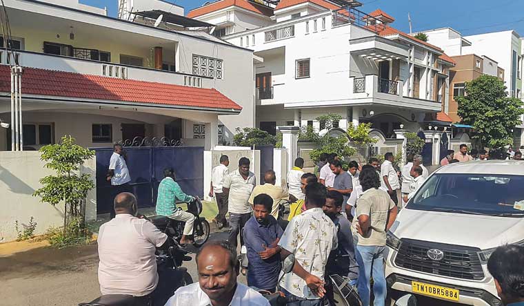 తమిళనాడు మంత్రిపై ఐటి సోదాలు.. ఐటి బృందంపై దాడులు