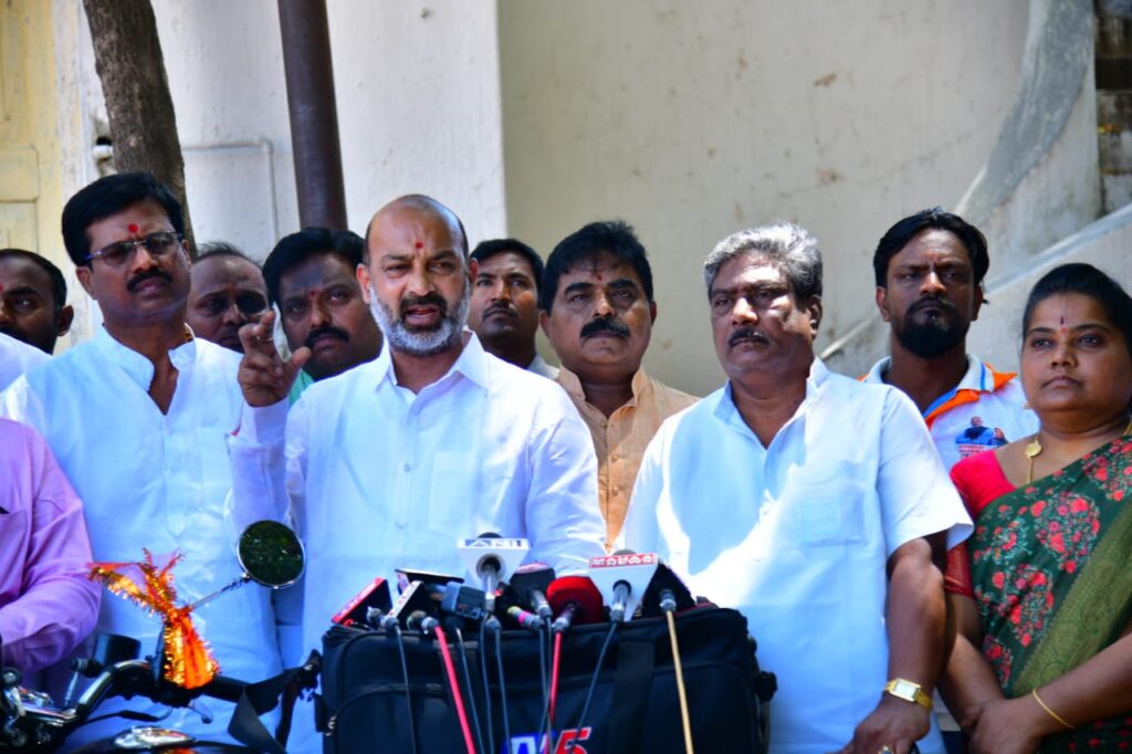 ప్రజలే కేసీఆర్ సర్కార్ ను నిషేధించబోతున్నారు ప్రజలే కేసీఆర్ సర్కార్ ను నిషేధించబోతున్నారు