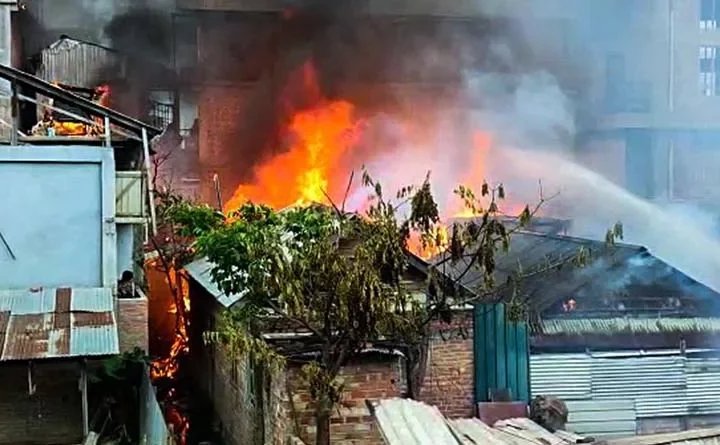 కొనసాగుతున్న మంత్రి గోడౌన్‌కు నిప్పుపెట్టిన దుండగులు