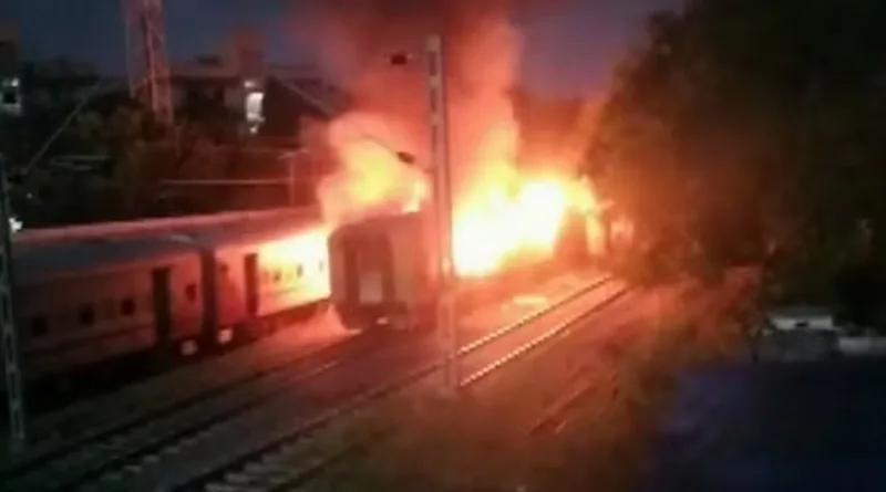 రైలులో గ్యాస్ సిలిండర్ పేలి 10 మంది సజీవ దహనం