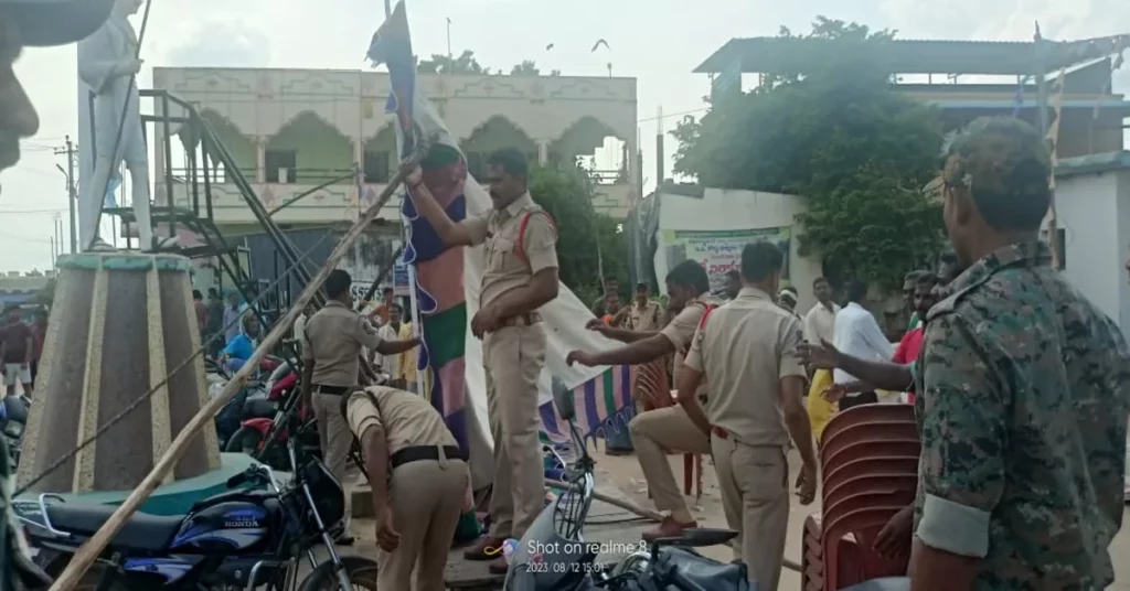 రెంజల్ లో రైతుల దీక్షలను భగ్నం చేసిన పోలీసులు రెంజల్ లో రైతుల దీక్షలను భగ్నం చేసిన పోలీసులు