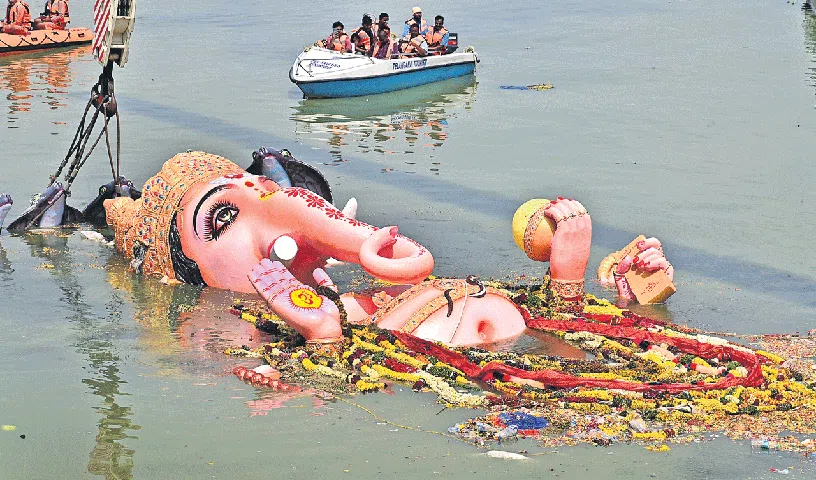 భాగ్యనగరంలో కోలాహలంగా గణేష్ నిమజ్జనం భాగ్యనగరంలో కోలాహలంగా గణేష్ నిమజ్జనం