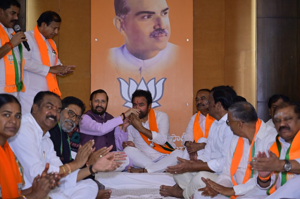 కిషన్ రెడ్డి దీక్షను విరమింపజేసిన ప్రకాశ్ జవదేకర్ కిషన్ రెడ్డి దీక్షను విరమింపజేసిన ప్రకాశ్ జవదేకర్