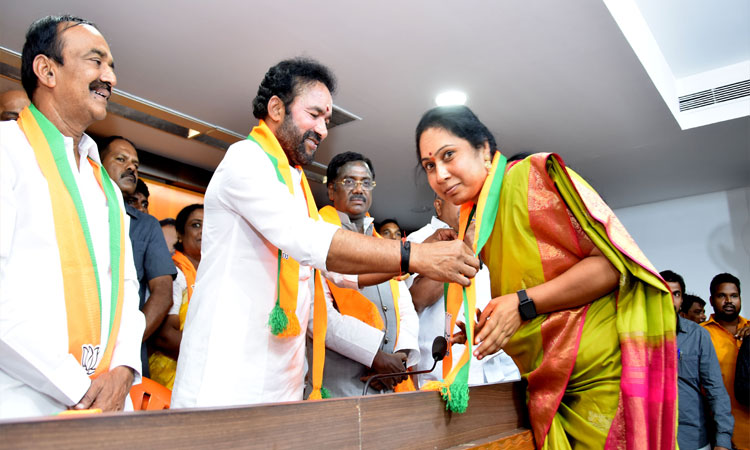 బిజెపిలో చేరిన జెడ్పిటిసి సంధ్యారాణీ