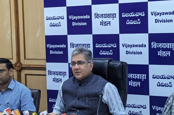 రైళ్లలో ప్రయాణికుల భద్రతకు పెద్దపీట