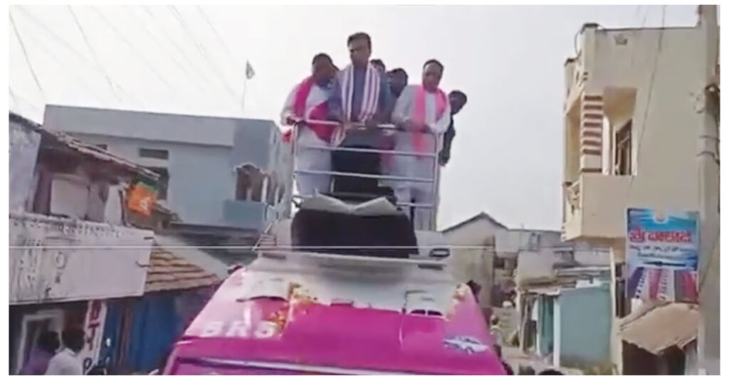 తప్పిన ప్రమాదం… ప్రచార రథంపై నుంచి పడిపోయిన కేటీఆర్ తప్పిన ప్రమాదం… ప్రచార రథంపై నుంచి పడిపోయిన కేటీఆర్