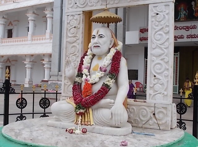 మంత్రాలయ మఠానికి విరాళంగా హెలికాప్టర్