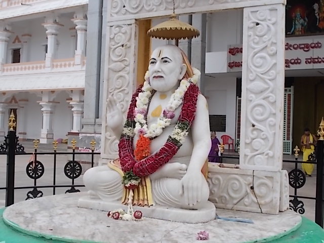 మంత్రాలయ మఠానికి విరాళంగా హెలికాప్టర్
