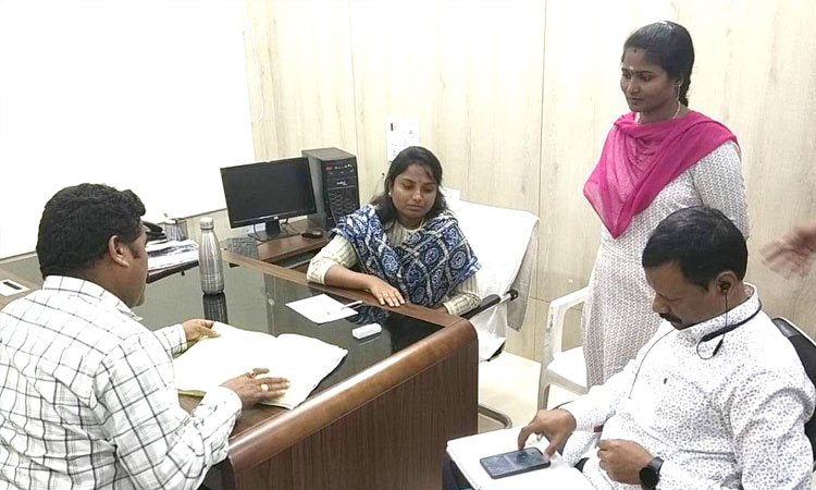 ఎసిబి వలలో జనగామ మున్సిపల్ కమిషనర్ రజిత ఎసిబి వలలో జనగామ మున్సిపల్ కమిషనర్ రజిత