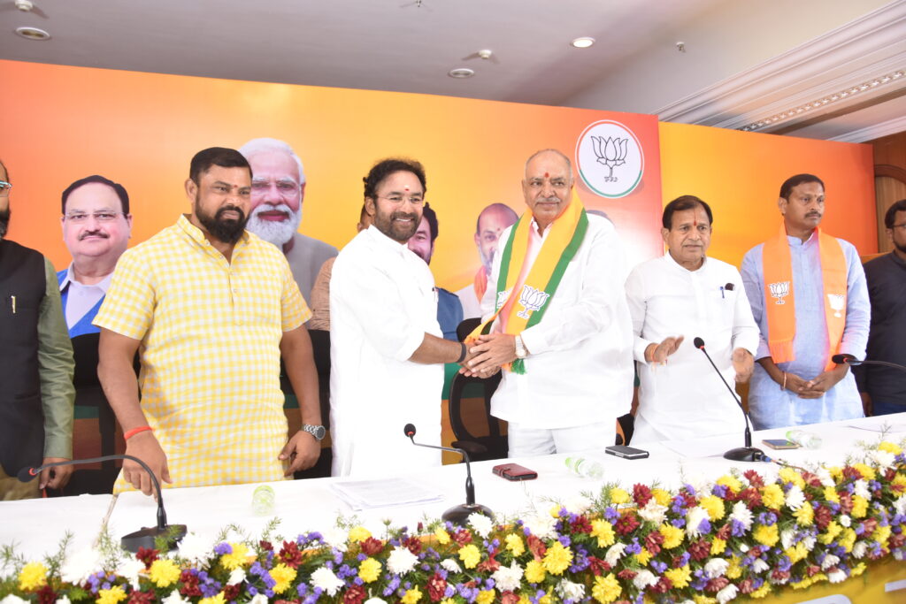 బిజెపి అభ్యర్ధుల చేతిలో కెసిఆర్, కెటిఆర్, హరీష్ ల ఓటమి తధ్యం బిజెపి అభ్యర్ధుల చేతిలో కెసిఆర్, కెటిఆర్, హరీష్ ల ఓటమి తధ్యం