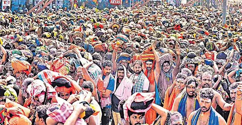 ఎరుమేలి వద్ద రోడ్డుపై అయ్యప్ప స్వాముల ఆందోళన ఎరుమేలి వద్ద రోడ్డుపై అయ్యప్ప స్వాముల ఆందోళన