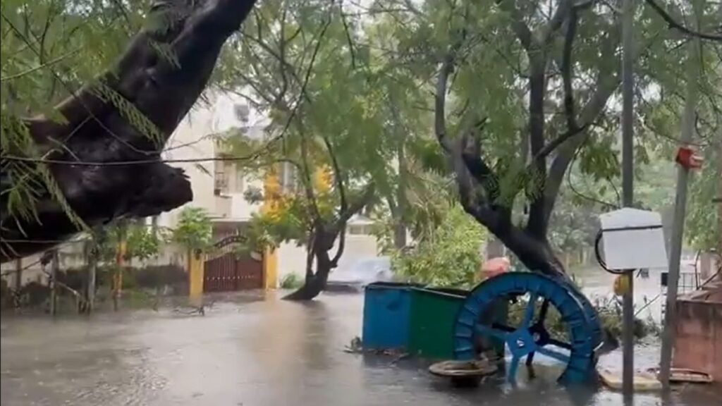 మిచౌంగ్ తుఫాన్ తో అతలాకుతలమైన చెన్నై నగరం మిచౌంగ్ తుఫాన్ తో అతలాకుతలమైన చెన్నై నగరం