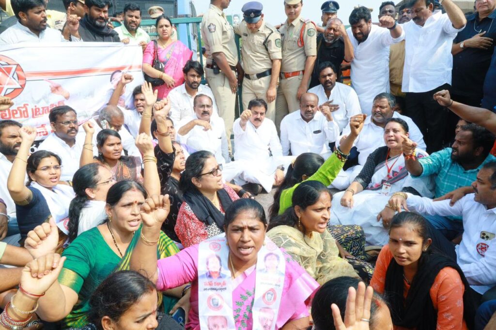 విశాఖలో నాదెండ్ల మనోహర్ అరెస్ట్.. పవన్ ఆగ్రహం విశాఖలో నాదెండ్ల మనోహర్ అరెస్ట్.. పవన్ ఆగ్రహం