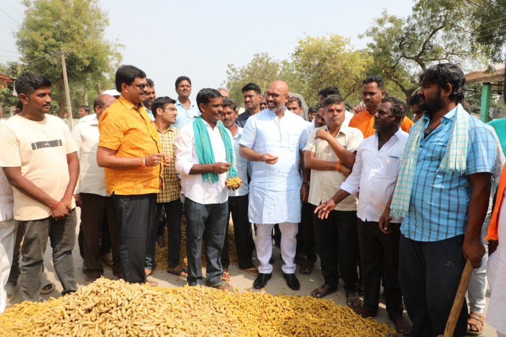 పసుపు రైతులకు గిట్టుబాటు ధరకు ట్రేడర్స్ సంసిద్ధంగా ఉండాలి పసుపు రైతులకు గిట్టుబాటు ధరకు ట్రేడర్స్ సంసిద్ధంగా ఉండాలి
