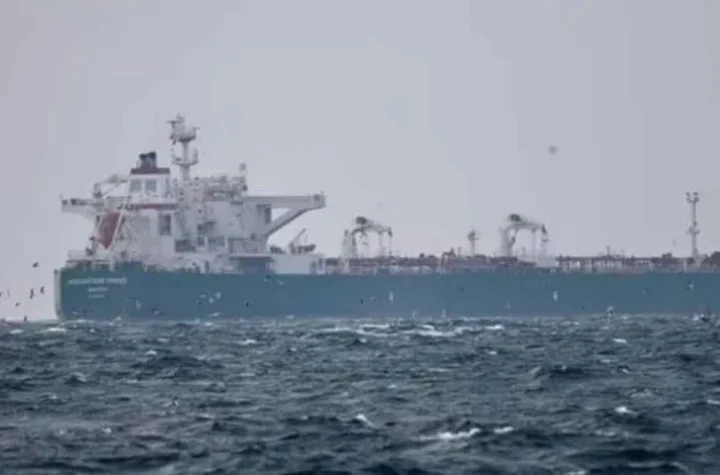 చమురు ట్యాంకర్‌ను ఇరాన్‌ నావికా దళం స్వాధీనం