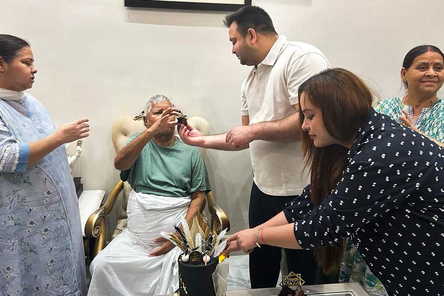 లాలూ, భార్య రబ్రీ దేవి, కుమార్తెలకు ఢిల్లీ కోర్టు సమన్లు