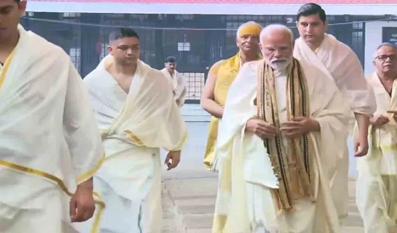 మోదీతో పాటు ధోతీలు ధరించిన ఎస్పీజీ కమాండోలు మోదీతో పాటు ధోతీలు ధరించిన ఎస్పీజీ కమాండోలు
