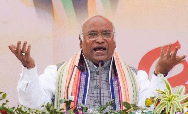 కాంగ్రెస్ ఓటమిని ఫిక్స్ చేసిన ఖర్గే..? కాంగ్రెస్ ఓటమిని ఫిక్స్ చేసిన ఖర్గే..?