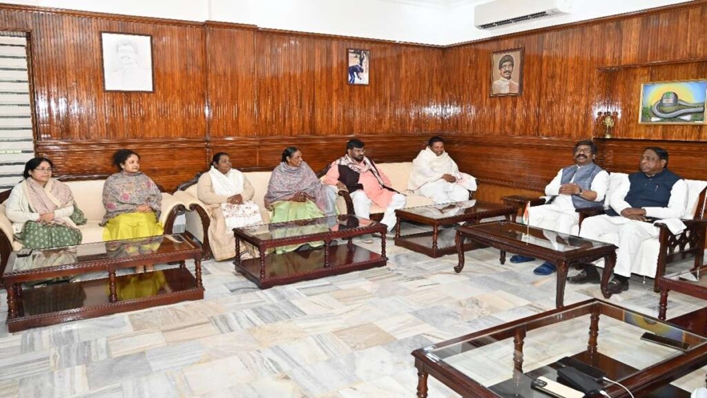 సోరెన్ ఇంట్లో రూ.36 లక్షల నగదును స్వాధీనం సోరెన్ ఇంట్లో రూ.36 లక్షల నగదును స్వాధీనం