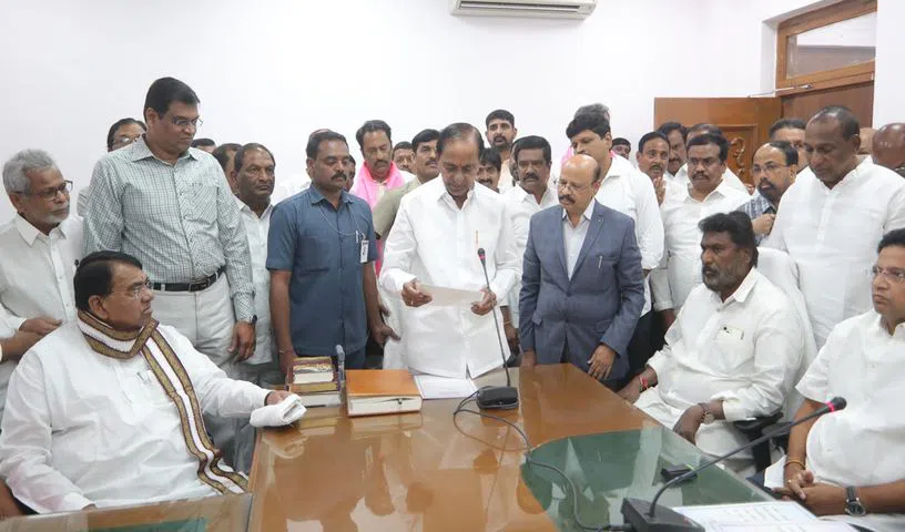 గజ్వేల్ ఎమ్మెల్యేగా ప్రమాణం చేసిన కేసీఆర్ గజ్వేల్ ఎమ్మెల్యేగా ప్రమాణం చేసిన కేసీఆర్