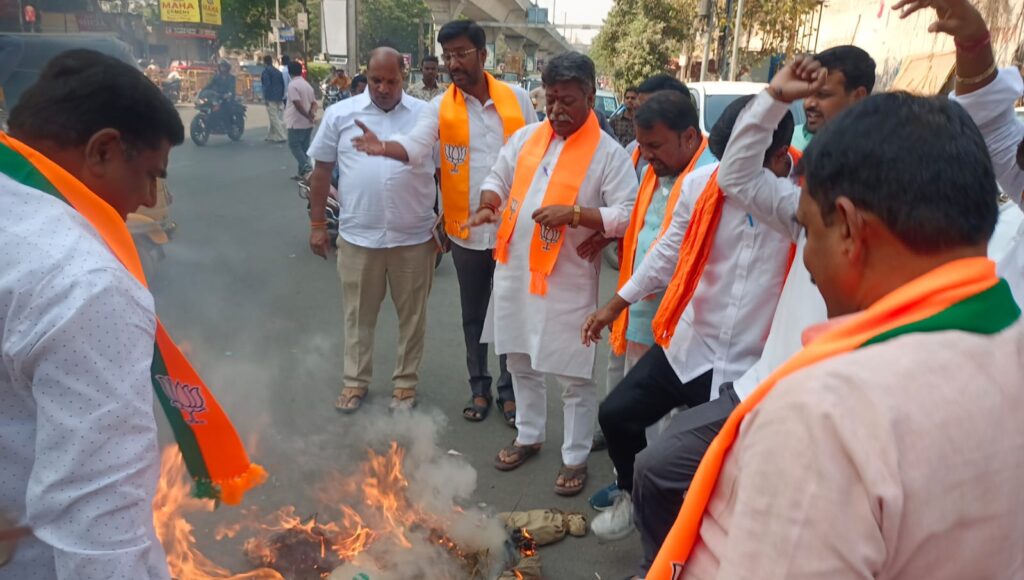 ప్రధానిపై అనుచిత వాఖ్యలు .. రాహుల్ దిష్టి బొమ్మ దగ్ధం ప్రధానిపై అనుచిత వాఖ్యలు .. రాహుల్ దిష్టి బొమ్మ దగ్ధం