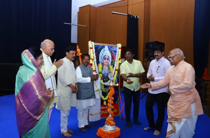 ప్రకృతిని భగవంతుడుగా భావించే గిరిజనులది విశిష్ట సంస్కృతి