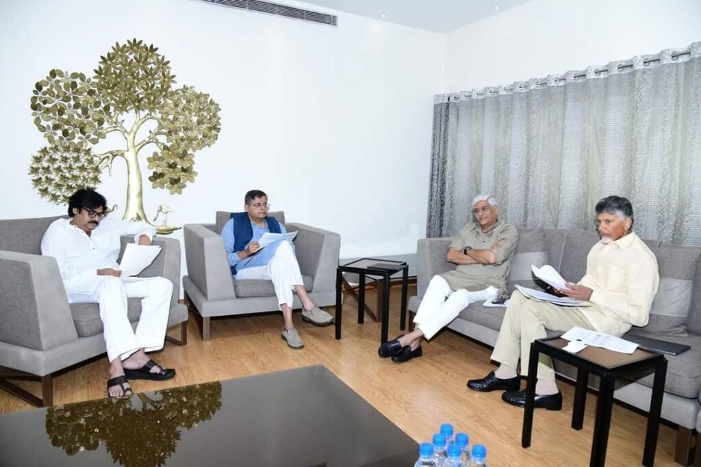 సీట్ల సర్దుబాట్లపై చంద్రబాబు  ఇంట్లో బీజేపీ నేతల మంతనాలు
