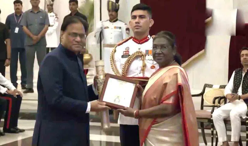 పీవీతో సహా నలుగురికి భారత రత్న ప్రధానం పీవీతో సహా నలుగురికి భారత రత్న ప్రధానం