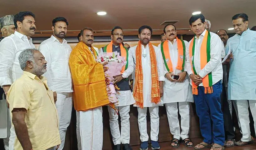 కాంగ్రెస్ నుండి బీజేపీలో చేరిన పెద్దపల్లి ఎంపీ కాంగ్రెస్ నుండి బీజేపీలో చేరిన పెద్దపల్లి ఎంపీ