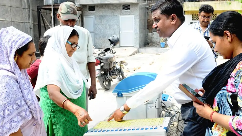 వాతావరణ బులెటిన్‌లను బట్టే బ్యాలెట్ ప్రక్రియ