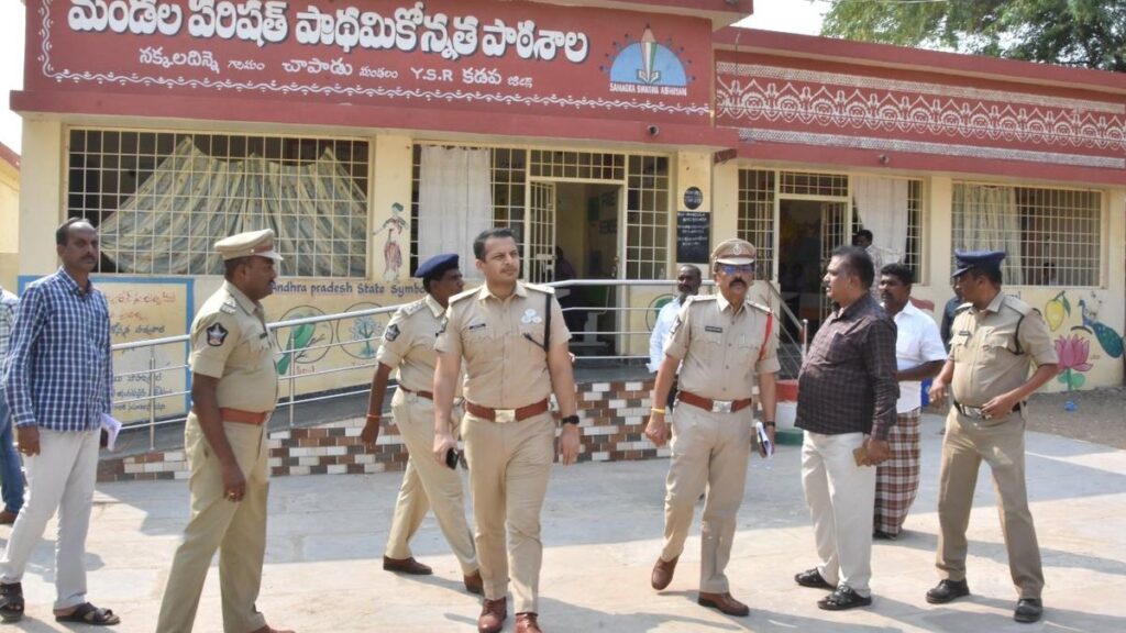 మంత్రికి వత్తాసు పలికారని కడప పోలీసులకు చార్జ్ మెమోలు మంత్రికి వత్తాసు పలికారని కడప పోలీసులకు చార్జ్ మెమోలు