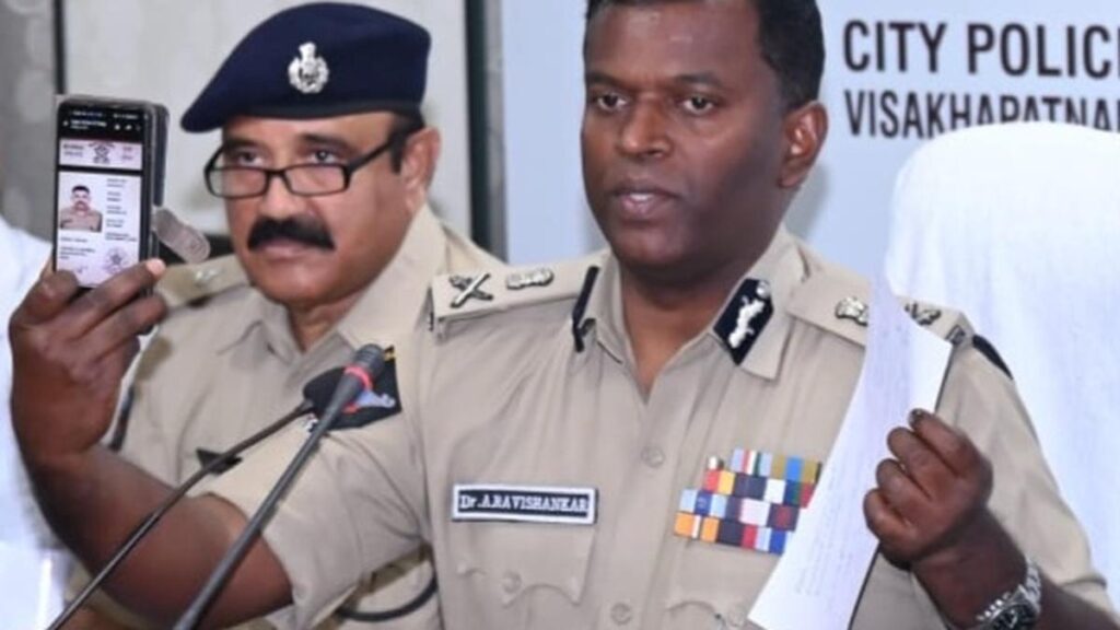 విశాఖలో నిరుద్యోగులను చైనా కంపెనీలు అమ్మేస్తున్న గ్యాంగ్!