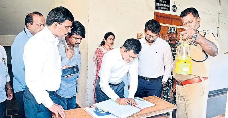 ఈవీఎంలు భద్రపరిచిన స్ట్రాంగ్‌ రూమ్‌లను పరిశీలించిన మీనా