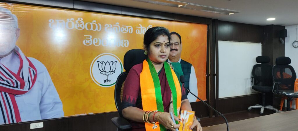 విద్యుత్ ఉద్యోగుల జీవితాల్లో చీకట్లు విద్యుత్ ఉద్యోగుల జీవితాల్లో చీకట్లు