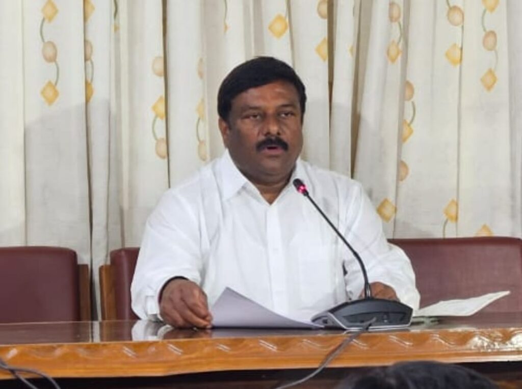 తెలంగాణ స్పీకర్ కనబడటం లేదు