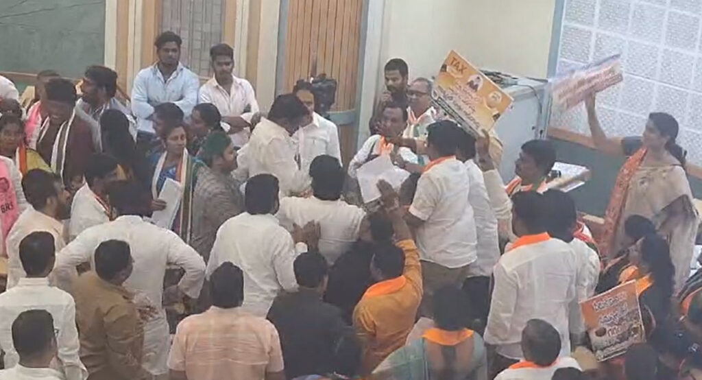రసాభాసగా మారిన జీహెచ్‌ఎంసీ సమావేశం