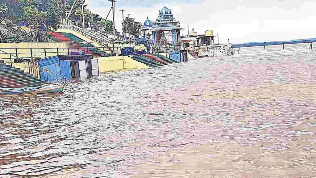 మూడో ప్రమాద హెచ్చరిక అంచున భద్రాచలం వద్ద గోదావరి