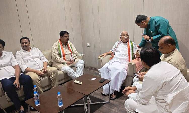 సొంత పార్టీ ఎమ్మెల్యేలు, నేతలే ఓడించారు సొంత పార్టీ ఎమ్మెల్యేలు, నేతలే ఓడించారు