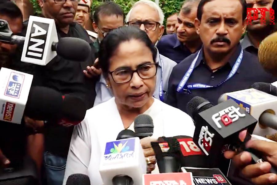 నీతి ఆయోగ్ సమావేశం నుంచి మమతా బెనర్జీ వాకౌట్
