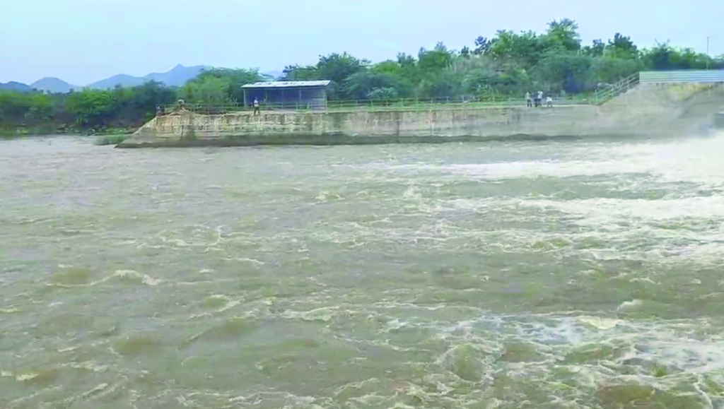 ప‌ట్టిసీమ పైపులైన్‌ డ్యామేజీ … ఎగిసిప‌డ్డ నీళ్లు