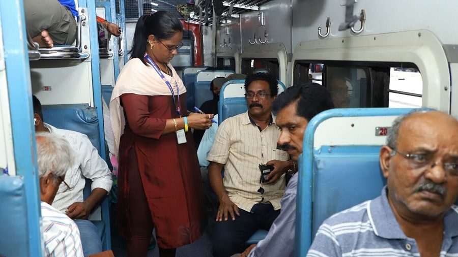 కన్ఫర్మ్ రైల్ టికెట్ లేకుండా ప్రయాణం చేస్తే భారీ జరిమానా కన్ఫర్మ్ రైల్ టికెట్ లేకుండా ప్రయాణం చేస్తే భారీ జరిమానా
