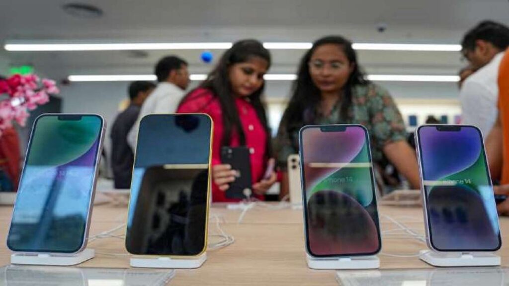 గణనీయంగా ఐ-ఫోన్ల ధరలు తగ్గించిన ఆపిల్