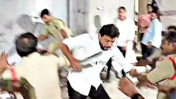 వైసీపీ ఎమ్మెల్సీ దువ్వాడ ఇంటివద్ద కుటుంభం వివాదం!