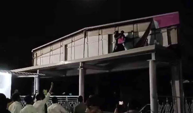 సిద్దిపేట లో అర్ధరాత్రి హరీశ్ రావు క్యాంప్ ఆఫీస్ పై దాడి సిద్దిపేట లో అర్ధరాత్రి హరీశ్ రావు క్యాంప్ ఆఫీస్ పై దాడి