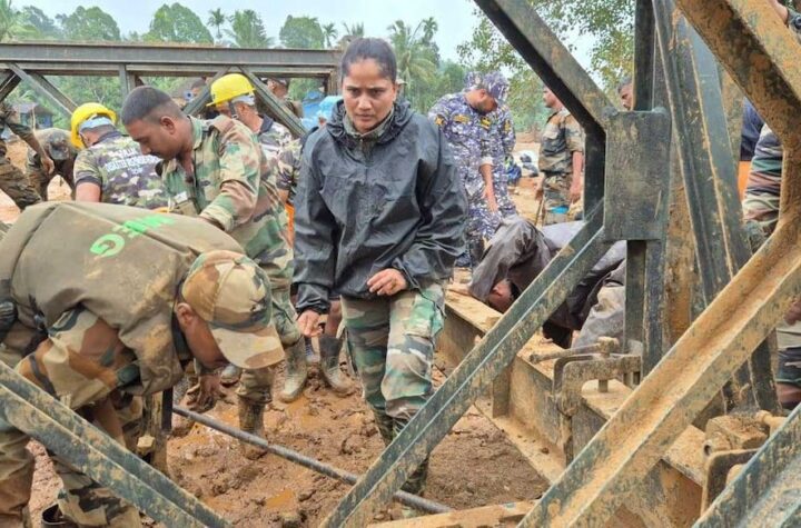 కేరళలో బెయిలీ బ్రిడ్జిల నిర్మాణంలో మహిళా సైనికాధికారి