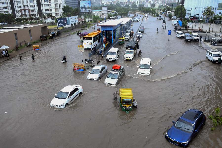 భారీ వర్షాలకు గుజరాత్‌ అస్తవ్యస్తం