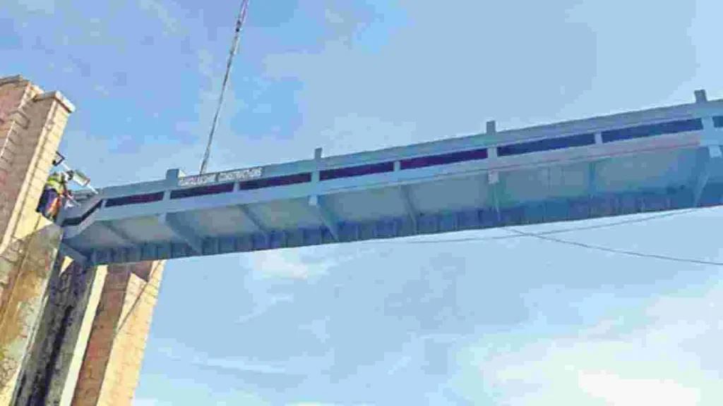 తుంగభద్ర 19వ గేటుకు స్టాప్‌లాగ్‌ను అమర్చిన ఇంజినీర్లు