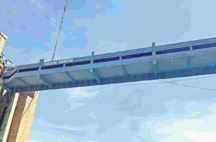 తుంగభద్ర 19వ గేటుకు స్టాప్‌లాగ్‌ను అమర్చిన ఇంజినీర్లు